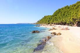 Dieser schöne strand liegt in der kvarner bucht und ist über eine brücke mit dem festland verbunden. The 10 Best Beaches In Split Placesofjuma