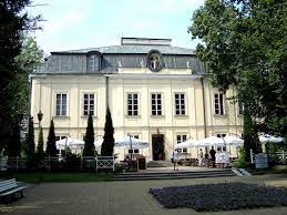 Miodową lub odwrotnie ciążył na właścicielach nieruchomości na której znajdowały się pałac małachowskich i kamienica roeslera i hurtiga. Naleczow Palac Malachowskich Mapio Net