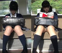電車内のJKはエロい！！！おパンチュ見えてるか確かめたくなる際どいパンチラ画像 | 素人エロ画像やったる夫