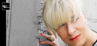 Pelo corto, nuca descubierta y...