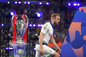 Harry kane (londres, 28 de julio de 1993) es un futbolista inglés que juega como delantero en el tottenham hotspur football club de la premier league de inglaterra. Harry Kane Wants To Leave Tottenham Hotspur This Summer But Can He Really The Athletic