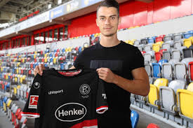 Fortuna düsseldorf wird bei puma bleiben. Fortuna Dusseldorf Stellt Neue Trikots Vor