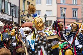 Als karneval bezeichnet man das brauchtum vor der christlichen fastenzeit. Warum Feiern Wir Fasching Einfach Erklart Focus De