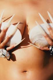 Seins : quel est le poids du regard des hommes sur nos poitrines (et  comment sen libérer) ? | Vogue France