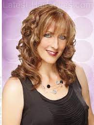 20 Oval Face Hairstyles For A Flattering Look In 2021 Mother Of The Bride Hair Curled Wedding Hair Medium Hair Styles