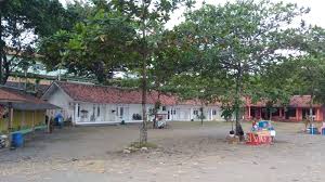 Untuk tiket biaya masuk itu tarifnya sebagai berikut. Menikmati Keindahan Pantai Karang Hawu Pelabuhan Ratu Perlu Piknik