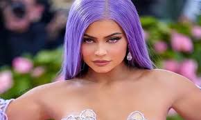 Kylie jenner attends grand opening of sugar factory american brasserie in las vegas at sugar factory kylie jenner took to her instagram account to show off her new silver bob hairstyle. Kylie Jenner Colours Her Hair Exactly Like Her Kylie Skin Products By Trendinbuzz Medium