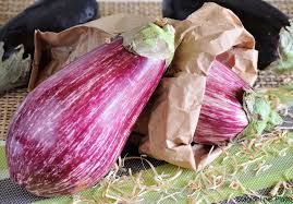 Dopo tre minuti circa, abbassate la fiamma, insaporite con un pizzico di sale, aggiungete il basilico finemente tritato e mettete il coperchio. Melanzane Informazioni Curiosita E Ricette Stagioni Nel Piatto