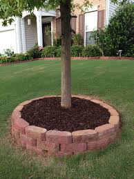 Bella Isla Decorativa Para Arbol Hecha Con Ladrillos Antiguos Como Decoracion Para El Jardin Jardines Paisajismo De Patio Jardines Rusticos