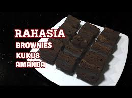 Nah, kita akan coba membuat kue brownies cokelat kukus lumer yang rasa dan teksturnya mirip dengan brownies amanda dengan bagian lapisan tengah diberi lapisan cokelat yang lumer. Kumpulan Video Cara Membuat Brownies Kukus Amanda Maxsi Id