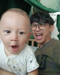 Darren Li 達人勵| 耶~~~ 今年已經過了一半了耶，我只要再辛苦17年2個月又14天就好了！ X#&O-+$-_×¥✓#x...  #mixedcouple #amwf #interracialcouple #polishwife #polishlife #summer  #family...