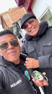 Dedicando Salsa: Amor y Brillo en el Baile