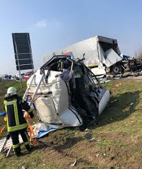 The two lorries collided between the a2018 old bexley lane and. Unfall A2 Lkw Kabine Samt Fahrer 40 Bei Crash Abgerissen Regional Bild De