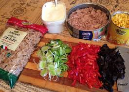 Se fierb pastele, se adauga mozarella taiata cubulete, rosiile si eventual ardeiul gras, tonul, porumbul, ceapa taiata pe lungime calita in unt cu un pic de zahar, sare, piper, busuioc si putin ulei de masline. Salata De Paste Cu Ton Sa Gatim Cu Gina