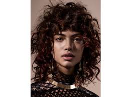 Ma quali sono le tendenze capelli . Capelli Ricci Lunghi I Tagli Piu Belli Da Indossare Con I Nostri Consigli The Wom Beauty