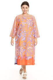 Tubini classici, completi con casacca e pantaloni, tute jumpsuit e tanto altro tra i vestiti per donne curvy da cerimonia. Abiti Da Cerimonia Taglie Forti Cosa Indossare Se Sei Curvy