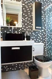 Como Usar Cores Escuras Em Ambientes Pequenos Cores Da Casa Decoracao Banheiro Pequeno Banheiro Preto Decoracao Banheiro