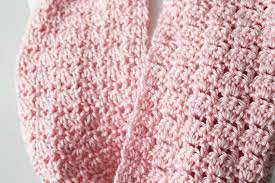 Lana mediana, de caron simply soft, en blanco, gris y rosado pálido. Simple Scarf Pattern Using One Skein Of Caron Simply Soft Crochet Scarf Pattern Free Simple Scarf Pattern Crochet Infinity Scarf Pattern