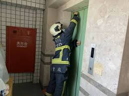 事故的主因為反應爐进行紧急停机后的後備供電測試时，因操作人員的訓練不足，最终使功率急剧增加，破坏反应堆。 車諾比核事故 （俄語： авария на чернобыльской аэс ， 烏克蘭語 ： чорнобильська катастрофа ，英語： chernobyl disaster ），或簡稱 車諾比事件 ，又譯 切爾諾貝爾. Kuqoppgxozc8fm
