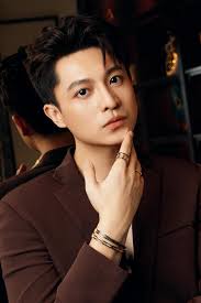 Nam diễn viên công khai đăng ảnh ôm eo sát rạt Trương Ngọc Ánh