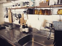 吊るす収納アイデア特集 キッチン お風呂場 掃除道具など用途別にご紹介 folk 収納 アイデア キッチン 収納