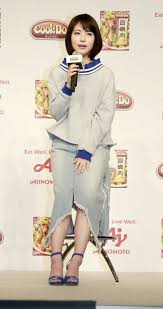 女優の浜辺美波さんが 7日に東京都内で開催された味の素の中華合わせ調味料 cook do クックドゥ の新cm発表会に登場 ブルーを基調にした ショート丈のス デニムスカート 女優 浜辺