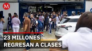 Estudiantes regresan a clases con becas para todos en México