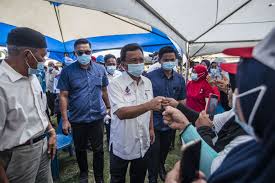 Shafie apdal (mohd shafie bin apdal) was born on 20 october, 1956 in semporna, malaysia, is a discover shafie apdal's biography, age, height, physical stats, dating/affairs, family and career. Fist Bumps Cameras And Music Greet Shafie In Kota Belud Tour Malaysia Malay Mail
