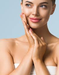 Beleza mulher cuidados com a pele linda mão feminina tocando rosto modelo  de menina cosmética sobre fundo azul