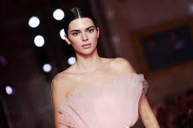 Jenner is the daughter of kris jenner and caitlyn jenner. Kendall Jenner Turtelt Mit Neuem Freund Am Strand