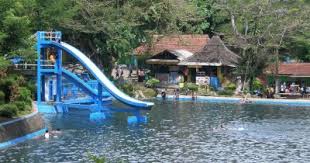 Sementara saat weekend, harga tiket masuk taman wisata umbul square adalah rp15,. Taman Rekreasi Umbul Objek Wisata Peninggalan Penjajahan Belanda Di Madiun Tempat Me