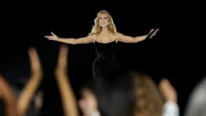 Céline Dion tombe sur scène et oublie les paroles de "Pour que tu m'aimes encore", le public chante à sa place — ladepeche.fr