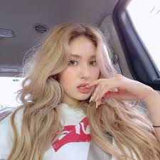 The latest tweets from somi pics #somi1stwin (@_somipics). Somi Bar On Twitter Blonde Hair Girl Blonde Hair Kpop Blonde Hair