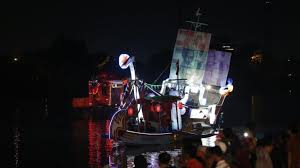 Volume air naik mendekati batas bibir tanggul. Ribuan Lentera Ramaikan Festival Banjir Kanal Barat Semarang