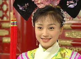 The 41-year-old Qin Lan showed off her long legs in hot pants, and the  19-year-old actor lifted her shoes for her.