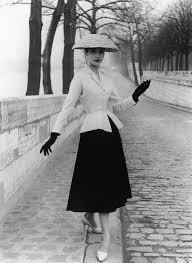 Quella raffinata e sofisticata delle signore, ancora con guanti e cappello, con abiti aderenti ed eleganti e quella più popolare che ammicca alle la moda delle donne d'epoca moda da donna anni '30. Pin On 30s 40s Fashion History