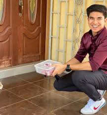 It is imperative that we mention that saddiq has over one million followers on instagram and can really work a fade haircut. Tak Hadir Ketika Tun M Umum Parti Baharu Rupa Rupanya Syed Saddiq Raikan Persaraan Ibu Selepas 38 Tahun Jadi Pendidik You Better Carikan Menantu Buat Mama Cepat Viral Mstar