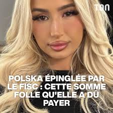 Jane Curnow a 51 ans. Selon elle, son physique avantageux l'empêche d'avoir  de vrais amis. Une situation qui la fait souffrir. ⬇️ LIEN EN COM ⬇️