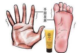 体内血液运行不畅 运输血液的血管 即使在体内 但也会有热胀冷缩的表现出现 当外界的环境温度过低 就会刺激到血管 导致血管骤缩 而当血管的直径变小 通过的血流量也自然变少 就会有血液运输不畅的情况出现 而我们的手 脚都属于身体末端的血液循环