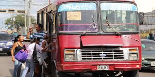 Queridos lectores, el día de hoy me he apropiado de este espacio con el único propósito de contarles la cara divertida de nosotros los venezolanos ante la. Venezuela A Pie Crisis En Sector Transporte Aumentara En 2018 Por Falta De Repuestos 800noticias