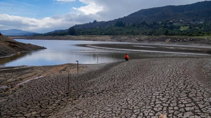 Vecinos recogen agua en bidones en Bogotá