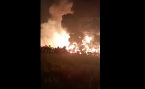 Dalam video, tampak api berkobar disusul suara ledakan. Hmzhykgryuzk2m