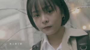 魏如萱（waa wei），1982年10月10日出生于台湾省花莲县，华语流行乐女歌手、电台dj、自然卷前女主唱。2003年，与蔡坤奇组成自然卷组合；同年8月，随自然卷推出组合首支单曲《自然卷》，从而正式出道。2004年，随自然卷推出组合首张音乐专辑《c'est la vie 这就是生活》，并入围第11届新加坡. å½¼ä¸ªæ‰€åœ¨ å³æ˜±å„'lulu Feat 970 Nomis Official Video Youtube