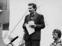 Résultat de recherche d'images pour "lech walesa stocznia 1980"