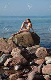Nacktes Mädchen Im Freien Genießen Natur. Schöne Junge Nackte Frau Sitzt  Auf Einem Großen Felsen Gegen Das Meer. Dame Mit Nacktem Perfekten Körper  Auf Dem Fkk-strand. Sommerparadies. Freie Glückliche Frau Lizenzfreie Fotos,
