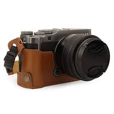 On the metal base of the case is a build in tripod mount allowing you to still use a tripod when the the inside of this leather case has a soft lining to protect the finish of your camera, the lining features gariz branding. Kamerataschen Von Megagear Bei I Love Tec De
