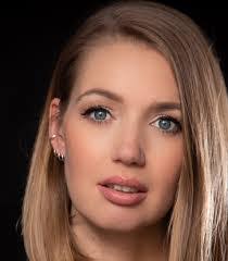 Sandra Bell's Instagram, Twitter & Facebook