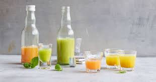 Ingwer Ist Hochst Bekommlich Die Shots In Drei Varianten Orange Mit Karotte Grun Mit Kiwi Und Minze Gelb Mit Ananas S In 2020 Gemuse Nahrwert Ingwer Shot Ingwer