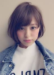 トップふんわりでひし形シルエットな耳かけすっきりショートボブスタイル 前髪は下ろし流しでラウンドにし 目の横にも毛を作り小顔効果があります トップにレイヤーを施しボリュームを出すことで全体のシルエットバランスが良くなります クセでお悩みの方は縮毛矯正や