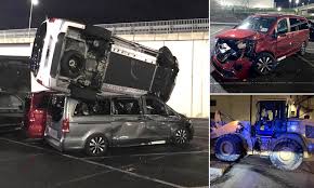 Los caio vitoria volvo b58e y mercedes benz de cutcsa. Ex Arbeiter Demoliert Dutzende Vans In Mercedes Werk Mit Bagger Der Grund Gibt Ratsel Auf News